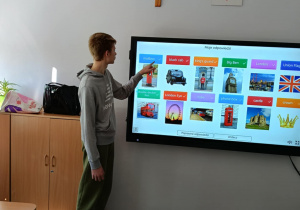 Symbole Wielkiej Brytanii na tablicy multimedialnej – uczniowie przypinają symbole do odpowiednich miejsc na ekranie.