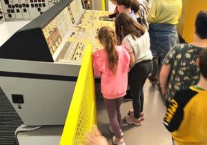 Dzieci dowiadują się jak działa elektrociepłownia w Bełchatowie.