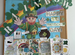 Tablica ukazująca dekoracje przygotowane przez uczniów na Dzień Świętego Patryka.