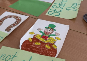 Uczniowie dopasowują obrazki do odpowiednich nazw przy stoliku podczas pracy w grupach.