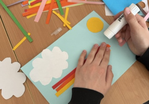 Uczniowie wykonują pracę plastyczną - tęczę.