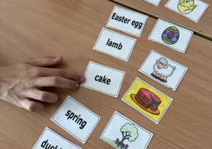 Uczniowie dopasowują angielskie słówka do obrazków związanych z Wielkanocą.