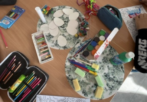 Uczniowie podczas tworzenia prac plastycznych o tematyce wielkanocnej.