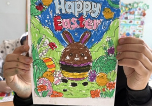 Wspólne tworzenie prac plastycznych różnymi technikami przez uczniów.